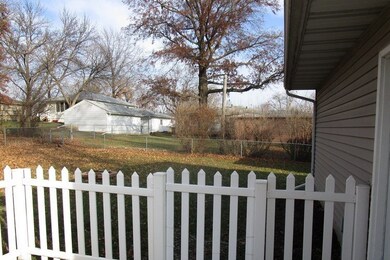 321 N Ellen St, Cedar Falls, IA 50613 - photo 2