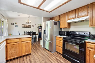 1011 Coachman Dr, Central Point, OR 97502 - photo 7