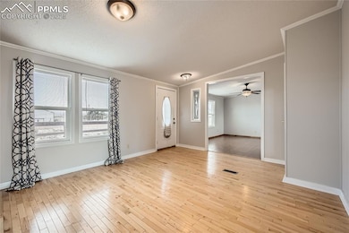 living room featuring visible vents, built in shel