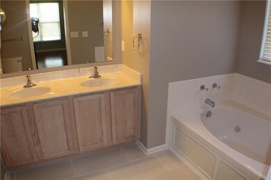 12287 Carriage Stone Dr, Fishers, IN 46037 - photo 5