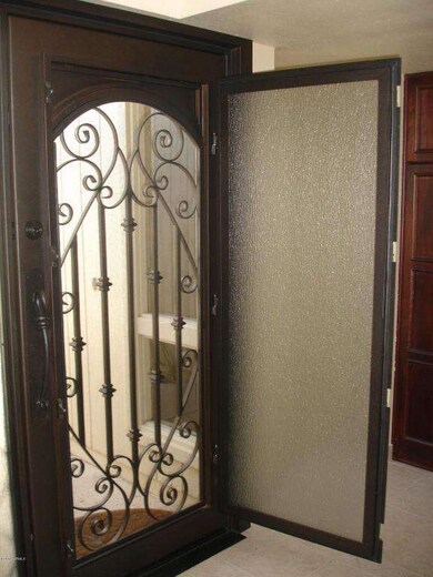 front door w built-in screen that can