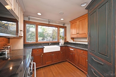 913 Paradrome St, Cincinnati, OH 45202 - photo 5