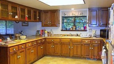 696 W Park St, Grants Pass, OR 97527 - photo 4