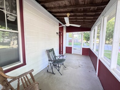 832 Washington St, Covington, IN 47932 - photo 4