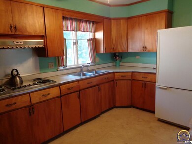 723 SW Cambridge Ave, Topeka, KS 66606 - photo 2