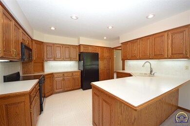 7834 SW 28th St, Topeka, KS 66614 - photo 5