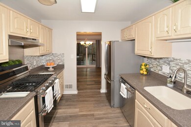 8003 W Point Dr, Springfield, VA 22153 - photo 3