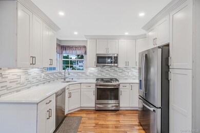 15 Sun Valley Ln, Bellport, NY 11713 - photo 4