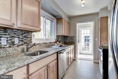 806 Janneys Ln, Alexandria, VA 22302 - photo 5