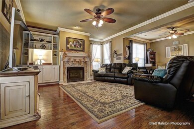 Living room with gas log fireplace. Easy switch st