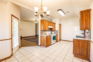 Gorgeous Kitchen with brand new Granite Countertop