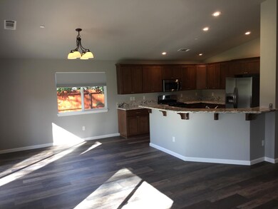 1611 Mistletoe Ln, Redding, CA 96002 - photo 4