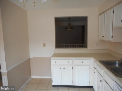 19111 Willow Spring Dr, Germantown, MD 20874 - photo 5