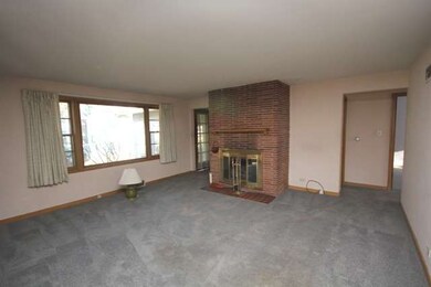 811 N Grove Ave, Elgin, IL 60120 - photo 3