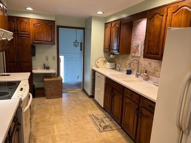 90 Bumble Bee Cir, Shrewsbury, MA 01545 - photo 5