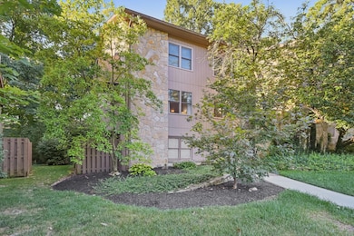 3127 Griggsview Ct, Columbus, OH 43221 - photo 4