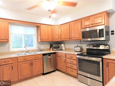 231 W 10th St S, Newton, IA 50208 - photo 2