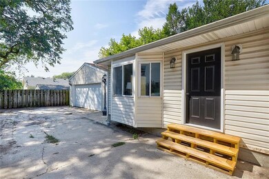 1330 E 33rd Ct, Des Moines, IA 50317 - photo 4