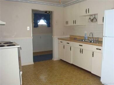 Kitchen. Spacious entryway and eat in kitchen