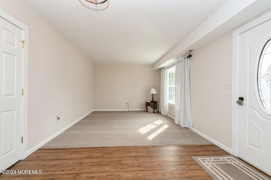 02_31PeachTreeDr_1_LivingRoom_Small
