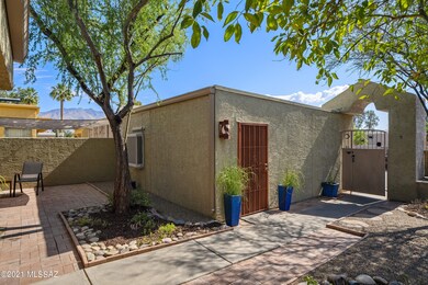 Garage w/side entrance