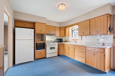 537-541 N Edgelawn Dr unit 541, Aurora, IL 60506 - photo 7