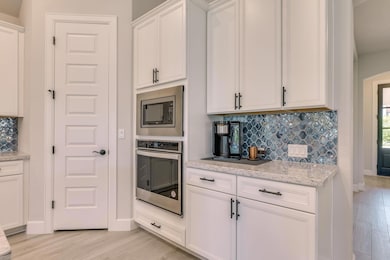 Kitchen with appliances with stainless steel fini
