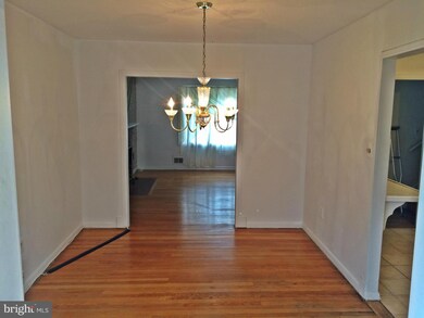 1426 Shady Glen Dr, District Heights, MD 20747 - photo 3