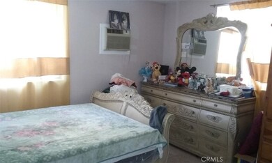 814 W Poplar St, Compton, CA 90220 - photo 4