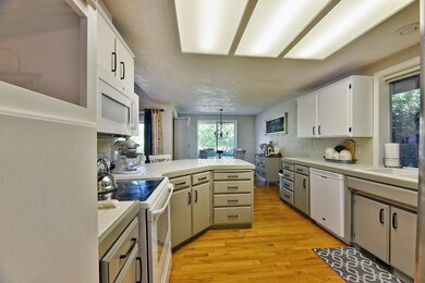 2423 Meadow Creek Dr, Medford, OR 97504 - photo 5