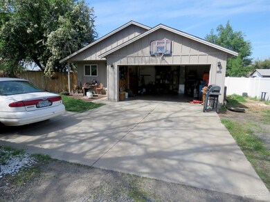 1127 SW 17th St, Redmond, OR 97756 - photo 2