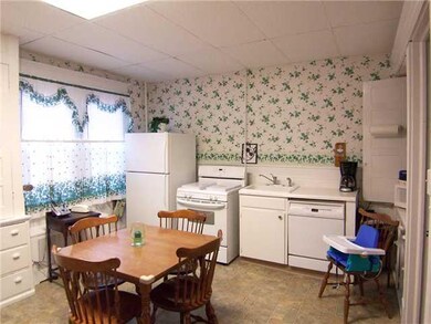 Kitchen. LARGE COUNTRY EAT-IN KITCHEN.