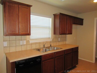 2208 E Elmira St, Broken Arrow, OK 74012 - photo 4