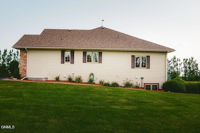 7938 27th St SE, Jamestown, ND 58401 - photo 5