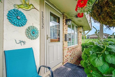 25235 Franklin Terrace unit 8, South Lyon, MI 48178 - photo 4