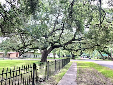 314 S Beauregard St, Alvin, TX 77511 - photo 3