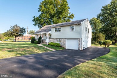 200 Woodlawn Dr, Lansdale, PA 19446 - photo 2