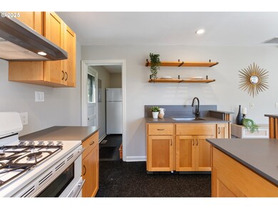 1027 SW Grover St, Portland, OR 97239 - photo 3