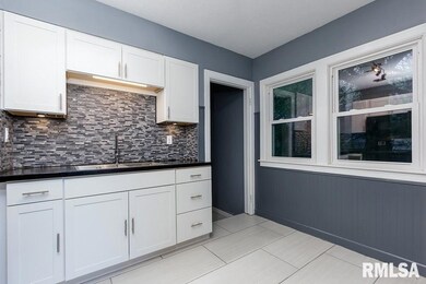 1030 E 18th St, Davenport, IA 52803 - photo 7