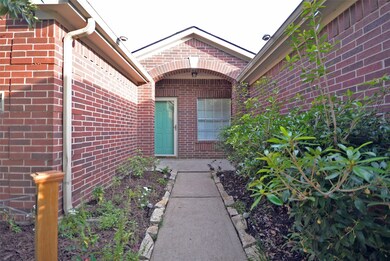 3247 Community Cir, Alvin, TX 77511 - photo 2