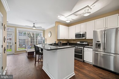 1732 Kingsgate Ct, Alexandria, VA 22302 - photo 6