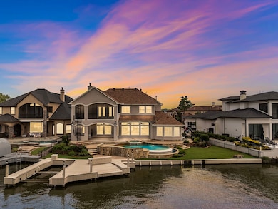 Lakefront, Swimming Pool, Boat lift, jet ski lift,