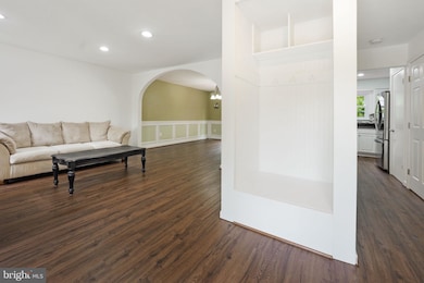 10226 Roberts Common Ln, Burke, VA 22015 - photo 4