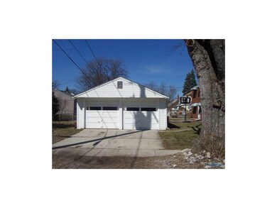 Detached Garage.