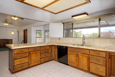 701 N 25TH ST-tile counter/backsplash
