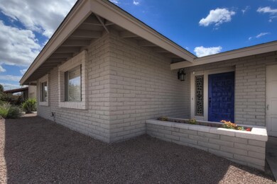 2259 E Fox St-8