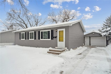 208 Lenora Dr NW, Cedar Rapids, IA 52405 - photo 2