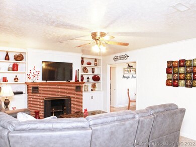 306 E 12th St, Claremore, OK 74017 - photo 5
