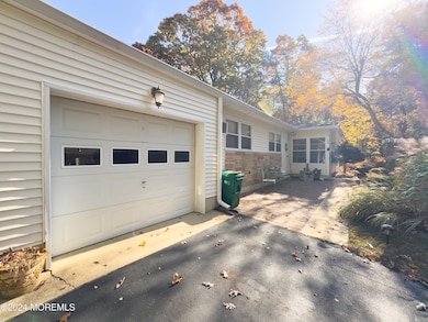 24 D East 1 Car Garage