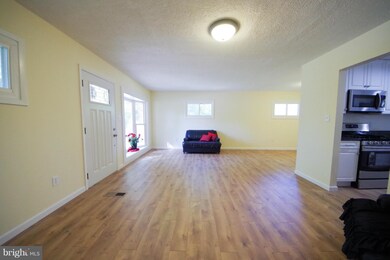 13709 Parkland Dr, Rockville, MD 20853 - photo 2